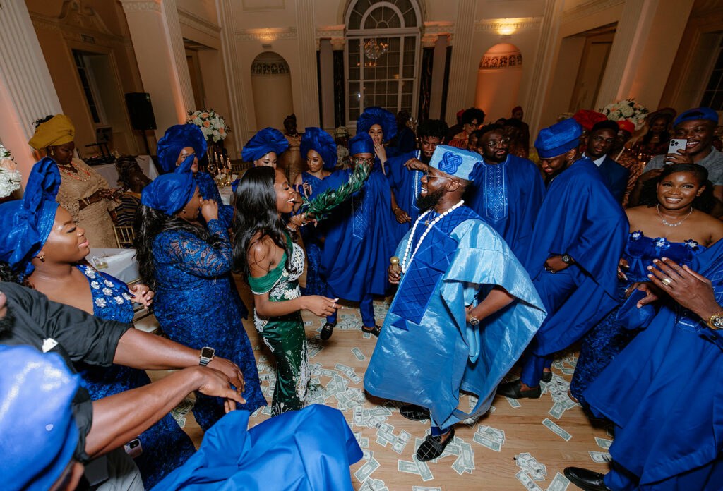 aso ebi money spraying nigerian wedding