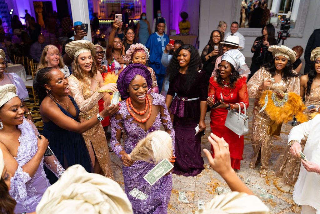 family money spraying nigerian wedding