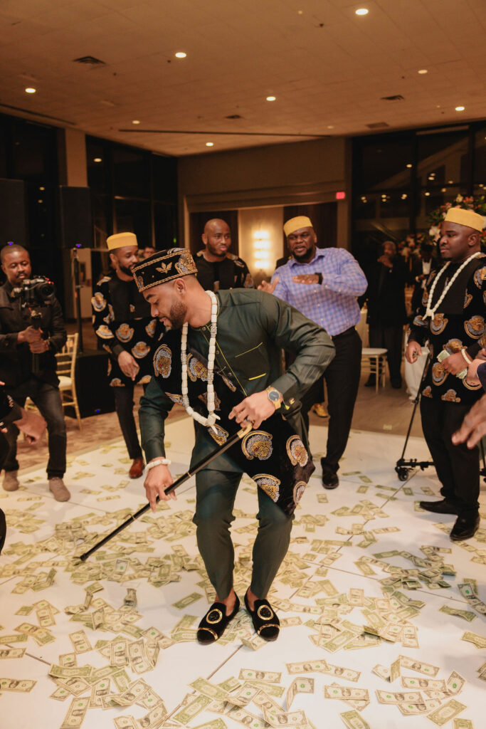 nigerian wedding party money spraying