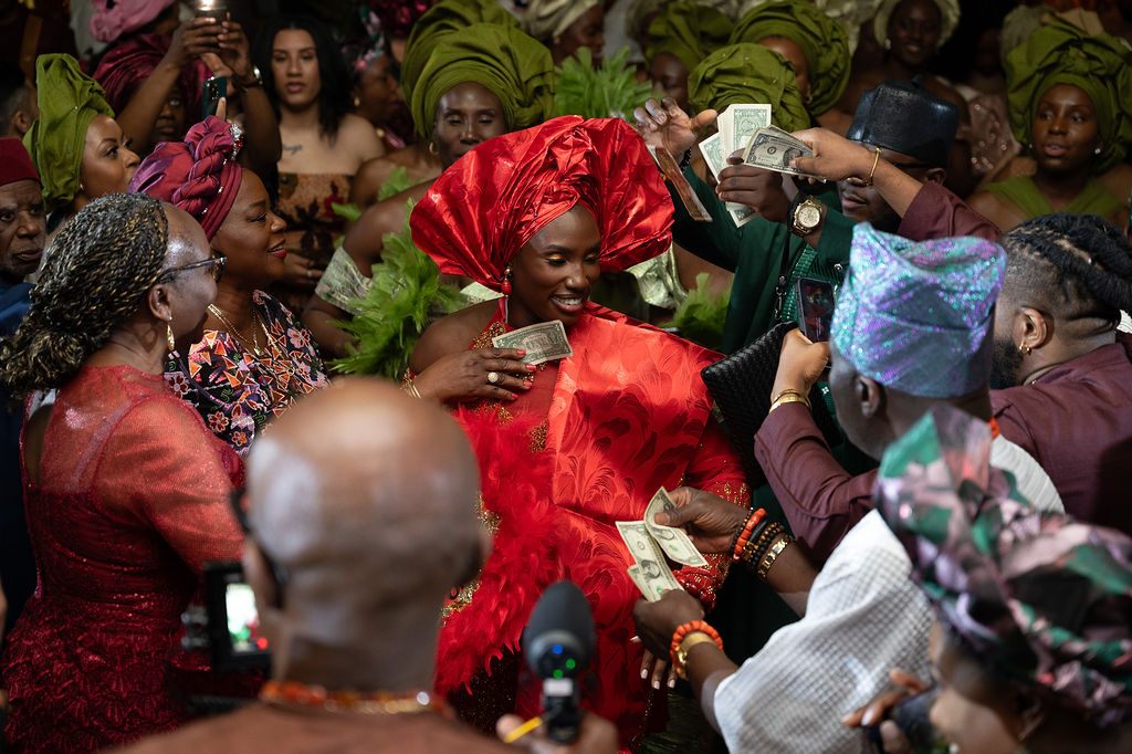 traditional nigerian money spraying